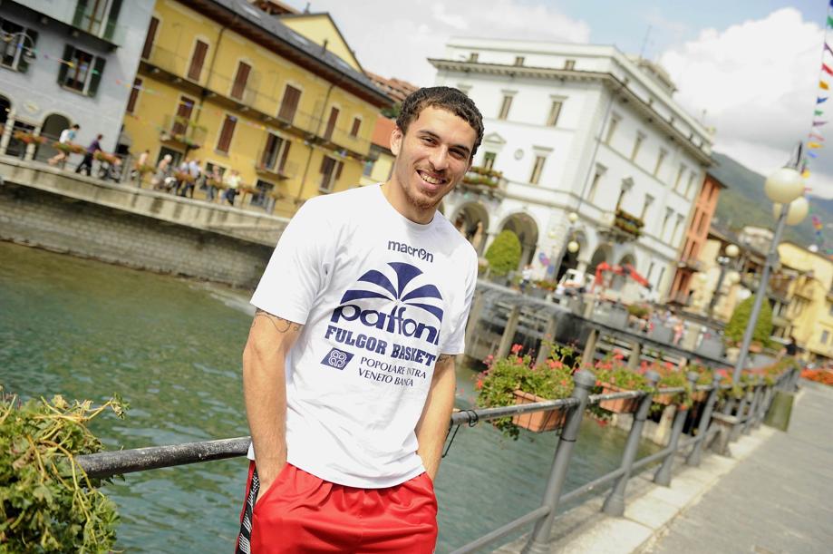 parallelecinico's tweet photo. È il 2013, e in questa foto c'è un ragazzo di 22 anni americano: una squadra italiana di DNA Silver (allora la terza serie italiana) presenta un nuovo acquisto. Si chiama Michael Perry James, detto "Mike". 
Pur avendo dominato negli ultimi due anni a Lamar University, non ha ricevuto alcuna offerta né dalla NBA, né in Europa.
Arriva da una stagione complicata dove il suo agente ha dovuto insistere molto per piazzarlo in squadre di seconda fascia: prima gioca per 3 mesi al KK Zagabria, dove pur viaggiando a 23 punti di media, non ha mai visto un singolo stipendio e doveva lavarsi la maglia da gioco da solo, poi finisce per 4 mesi all'Hapoel Kazrin in A2 israeliana, chiudendo a 23 punti, 4 rimbalzi e 5 assist di media.
Ma non lo vuole nessuno. "Troppo basso per giocare da guardia, e non è un playmaker", è ciò che praticamente tutti pensano di lui.
Gli unici ad offrirgli un contratto in tutta Europa sono quelli della Paffoni Omegna che militano nell'attuale Serie B.

"Dopo due giorni che era arrivato in Italia, avevamo amichevole contro Casale Monferrato. Lo mandammo in campo per 8 minuti: fece 18 punti. Non avevo mai visto una cosa del genere" ha dichiarato l'allora coach di Omegna.

Nel piccolo comune piemontese di 14 mila abitanti, Mike James incanta tutti. Ha mezzi atletici straordinari, capisce il gioco come nessun altro, ha un impatto pazzesco sul campionato. Anche stavolta, però, al termine dell'anno la miglior proposta che riceve è quella del Kolossos Rodi. Anche stavolta, però, non si abbatte, lavora duramente, e diventa il capocannoniere del campionato greco, segnandone 28 anche all'Olympiacos.
Ed è qui che, improvvisamente, dopo esser stato snobbato dai 17 ai 24 anni da praticamente tutto il mondo del basket, arriva la prima vera chance: il Baskonia lo vuole in Eurolega.
Il 12 dicembre 2014 esordisce nella massima competizione europea contro il Valencia, segnando 8 punti in 12 minuti.

Il resto è storia recente. Quella che abbiamo vissuto tutti. 

Ieri sera è diventato il miglior realizzatore dell'Eurolega moderna, superando Vassilis Spanoulis. Nessuno, dal 2000 ad oggi, ha segnato più punti di lui.

Un talento pazzesco concentrato in soli 182 cm di altezza. Da Omegna, all'Olimpo dei più grandi in Eurolega. Giù il cappello per Mike James.