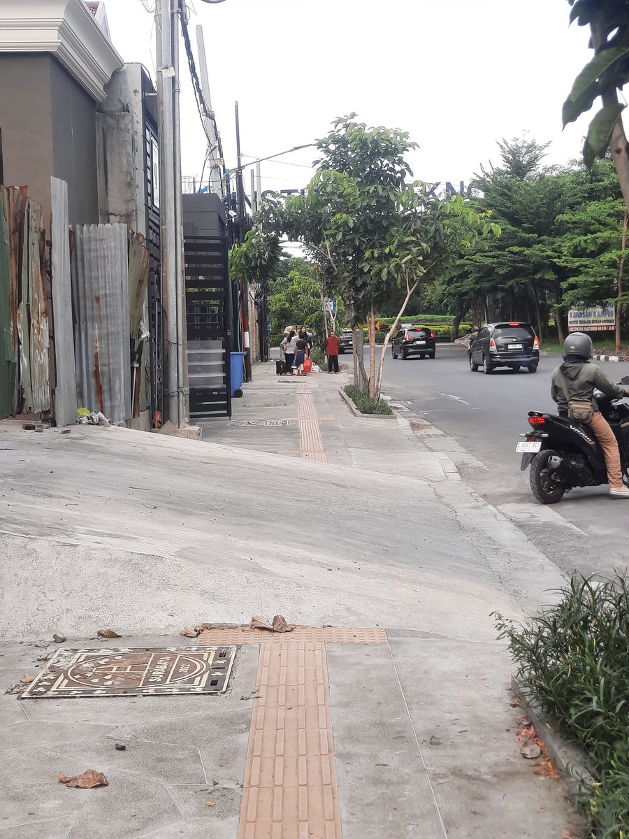 JeremiahSS's tweet image. Manusia2 egois, punya duit bangun rumah mewah tapi gak ada otak "korupsi" hak pejalan kaki. Lokasi jl.kertajaya indah surabaya seberang halte ITS. Viralkan dong @e100ss @SapawargaSby @BanggaSurabaya @adriansyahyasin @trotoarian @satpolpp