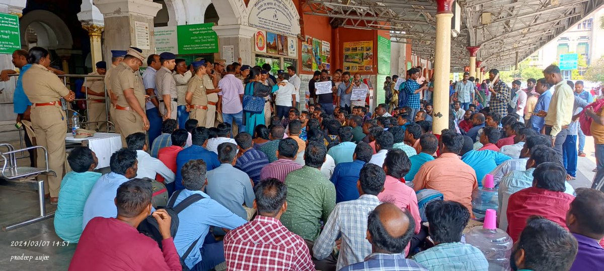KuttiRamam's tweet photo. @GMSRailway @SalemDRM @DRMPalghat Dear sir# justice Icf @ southern railway apprentices candidates 
Pls sir  save railway apprentices familys,🙏🙏🙏 https://t.co/THQFprPpOy