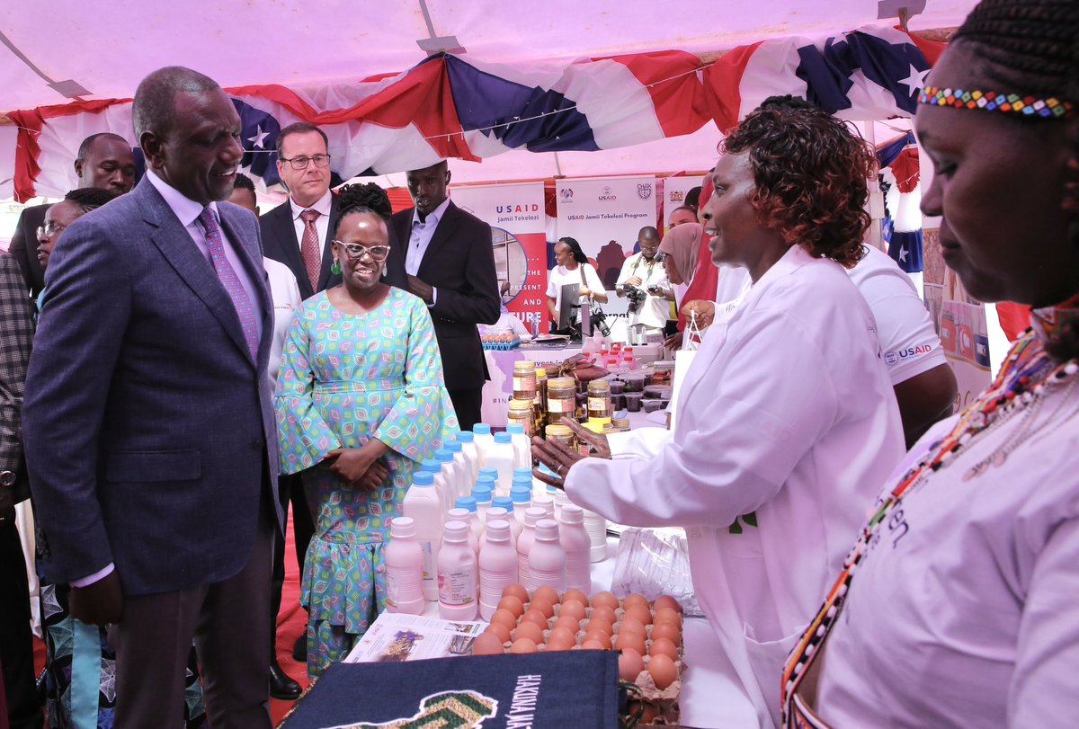 Pleased to welcome President @WilliamsRuto with Acting Ambassador David Gosney to our exhibition booth at the #InternationalWomensDay celebrations in Embu County. They heard from Kenyan women how #USKEPartnership continues to increase economic opportunities in their communities.