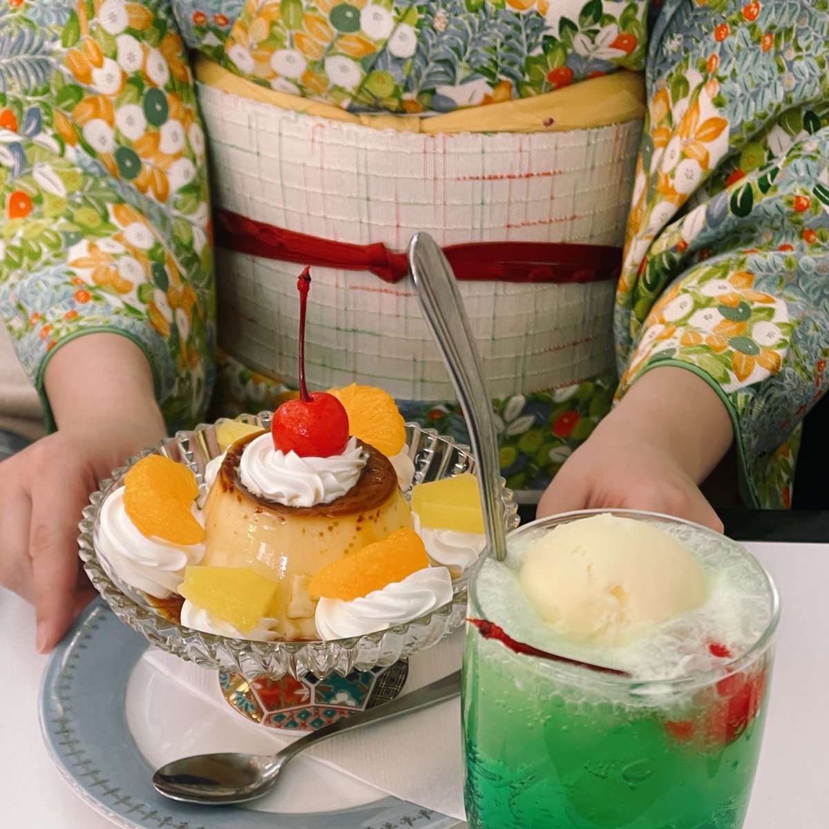 「今日は国際女性デー、そしてミモザの日ですね。今年88歳になる祖母が若い頃に着てい」|ニシイズミユカのイラスト