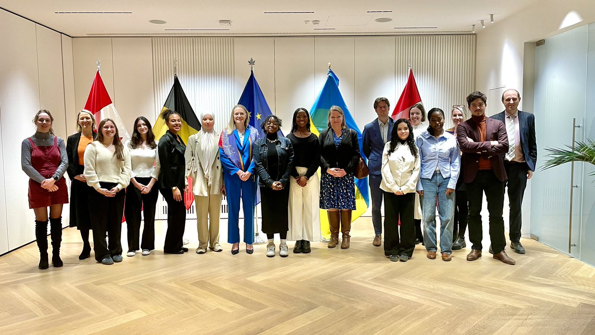 CanadaUE's tweet photo. Une excellente façon de commencer la #JIF en rencontrant les lauréates du prix ‘Diplomate d’un jour’, avec l’Amb @Ailish_Campbell et 🇨🇦🇬🇧🇺🇸 collègues. C'est toujours inspirant d'entendre des jeunes femmes et, peut-être, d'en inspirer certaines à devenir diplomates ! https://t.co/AzstrHFl2s