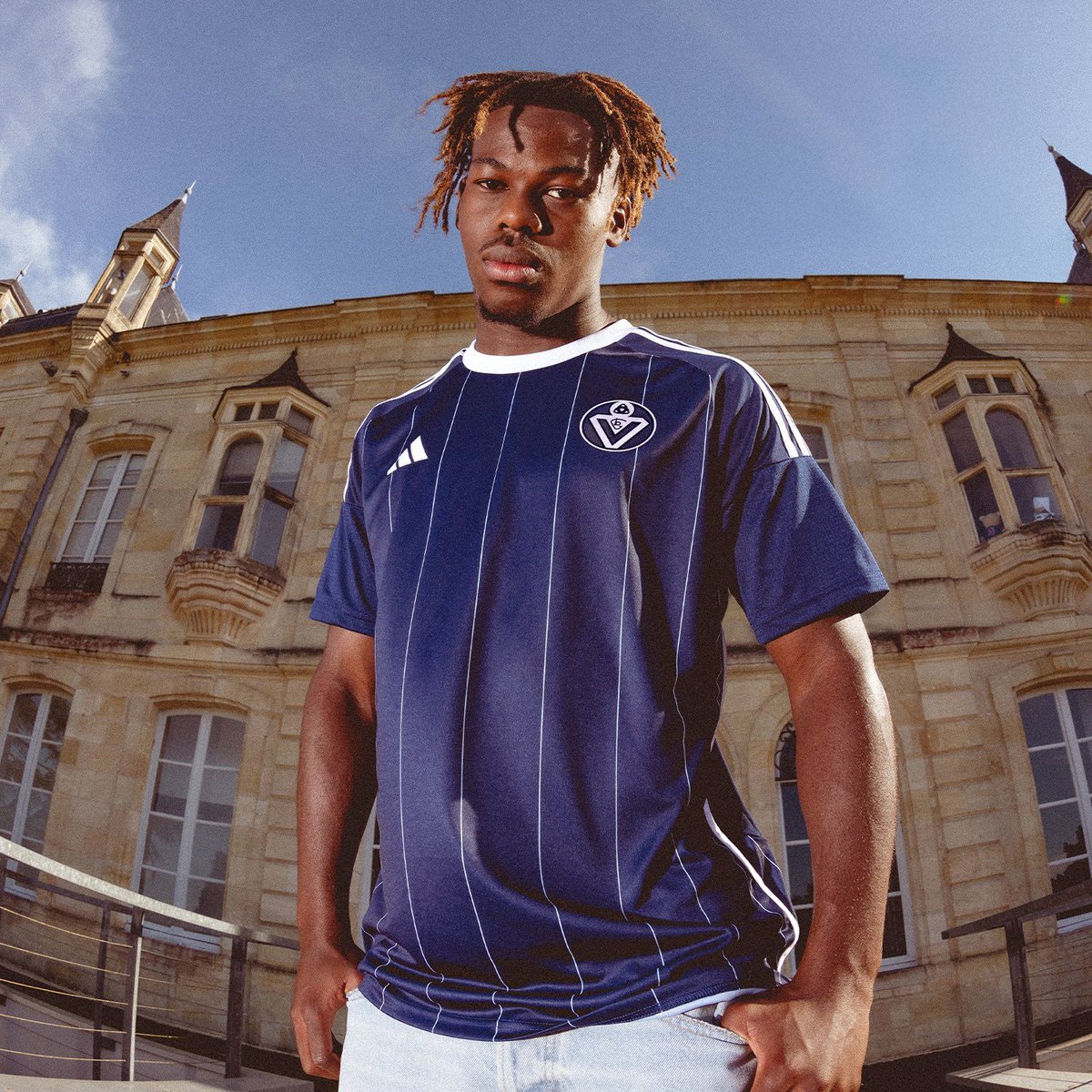 _PointDePenalty's tweet photo. Les @girondins viennent de dévoiler un maillot anniversaire avec adidas ! 

Vraiment les blasons vintage comme ça on valide tellemeeeeeeent 🫶 https://t.co/wfe5g9EVU8