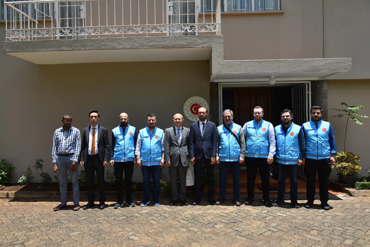 DiyanetVakfi's tweet photo. 2024 yılı Ramazan ayı yardım programımız kapsamında Kenya'da bulunan Vakfımız görevli ve gönüllüleri, Kenya Nairobi Türkiye Büyükelçisi Subutay Yüksel ve Kenya Din Hizmetleri Müşaviri Mehmet Fatih İldeş'i ziyaret etti.

Kardeşlerini Unutma #BeklenenSensin https://t.co/R7HzDdwDSs