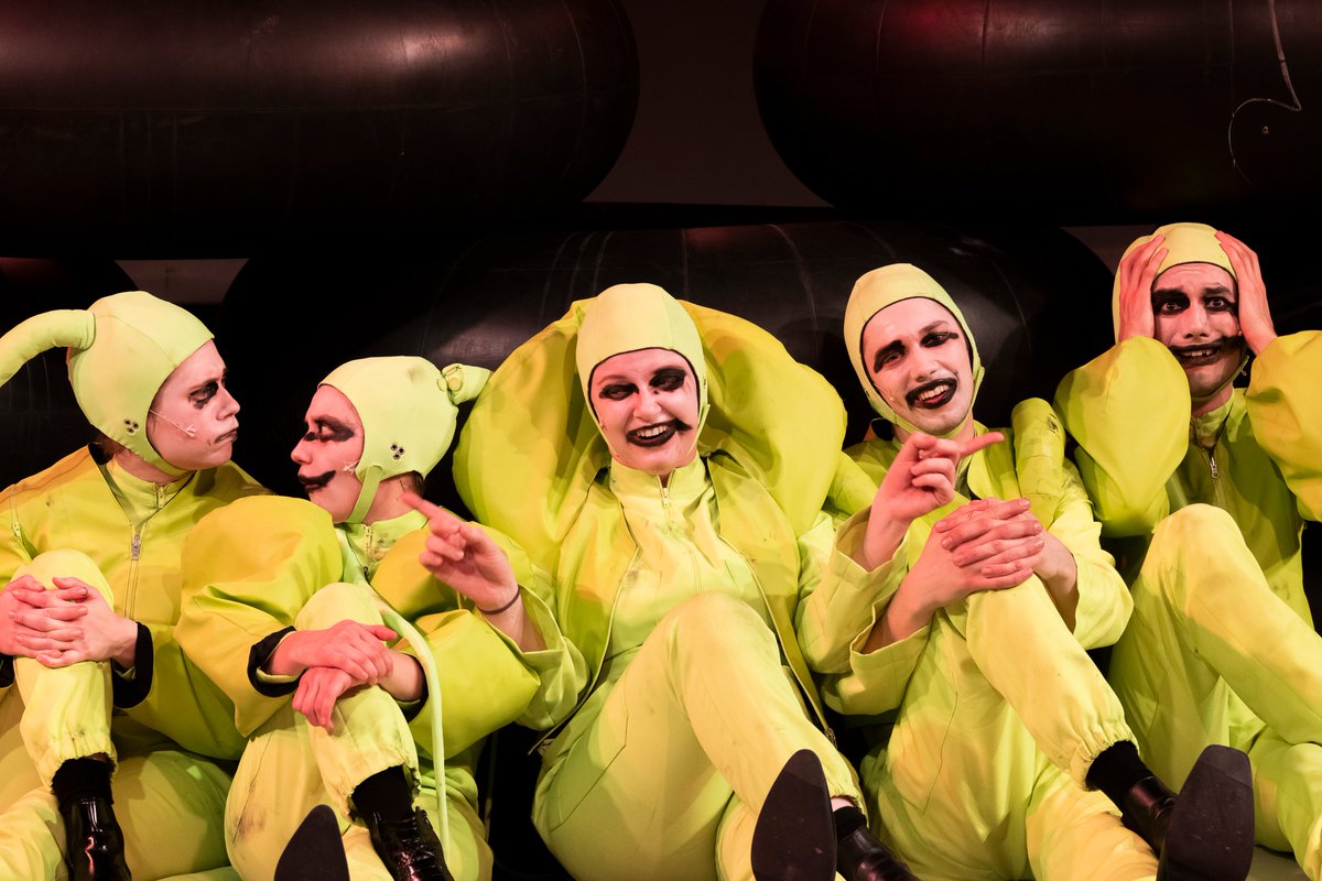blnensemble's tweet photo. unser Feiertagsprogramm für euch: "It's Britney, Bitch!" im Großen Haus (ausverkauft), "Clockwork Orange" (es gibt noch Karten!) im Neuen Haus und die ausverkaufte "Hedda"-Premiere im Werkraum. #BEbritney #BEclockwork #BEhedda https://t.co/cnPaIEr4L6