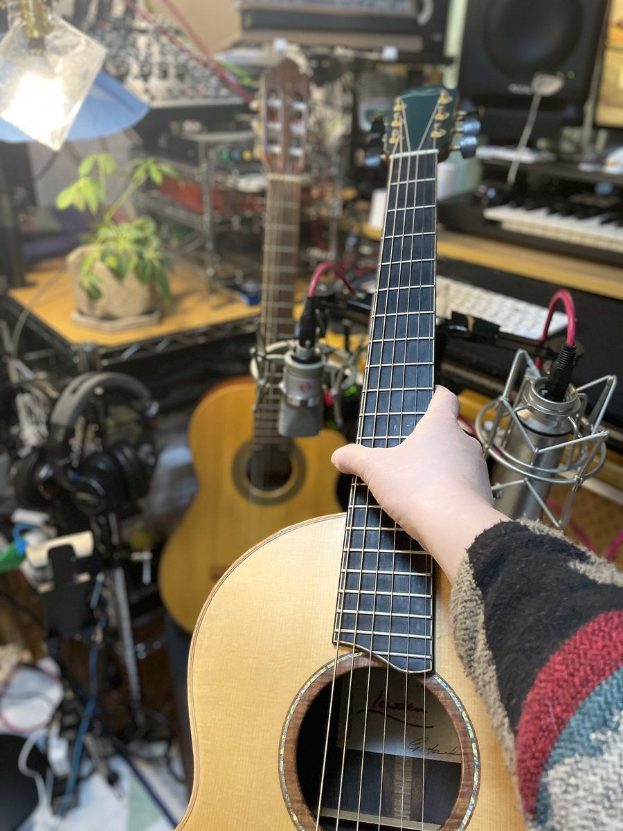 hiroshi_QooSue1's tweet photo. プチ特急案件が無事納品完了🎁
みんなお疲れ様ー🙏

しかしLowden先生は見た目も
サウンドもホントに美しい…🥹
大昔に買ったエレガットも
Recで大活躍してくれて有難いなぁ

#lowdenguitars 
#antniosanchez 
#sslsix https://t.co/ta3c8X332Z