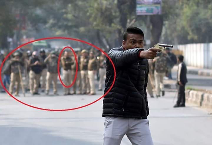 Shahin_2310's tweet photo. ये वही बेशर्म दिल्ली पुलिस है जो जामिया में गोली चलने पर चूड़ी पहन कर खड़ी थीं और आज शांति से नमाज़ पढ़ रहें लोगो पे लात चला रही है. ! 

#दिल्ली_पुलिस_शर्म_करो https://t.co/UuTgLirM6D