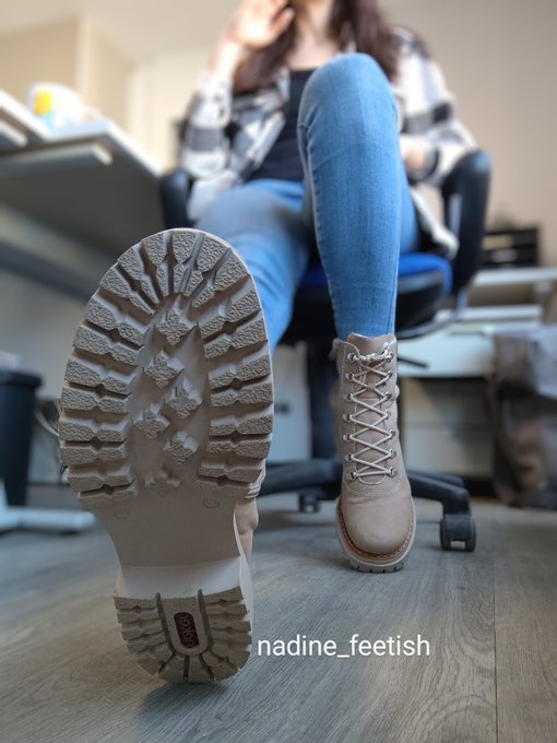 So sauber und rein sind diese Sohlen noch... Und doch w&uuml;rdest du gern unter meinem Schreibtisch hocken