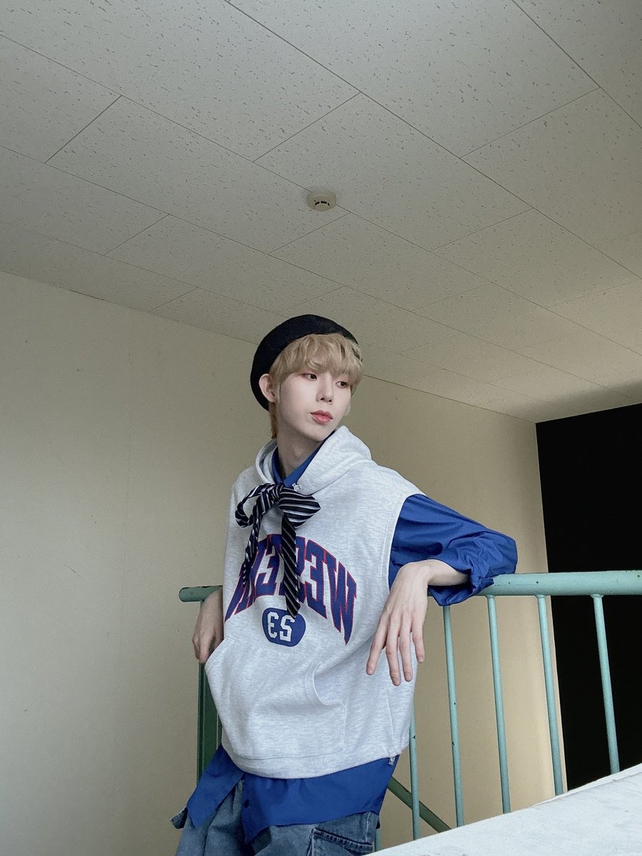 Official_IB147's tweet photo. [#범수]

봄 소풍 같이가자🌸

#ib147 #아이돌 #연습생 #idol #kpop https://t.co/ANoMJYoQIE