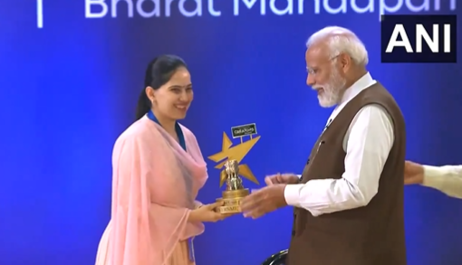 EconomicTimes's tweet photo. #Delhi: At the first ever #NationalCreatorsAward, Prime Minister #NarendraModi presents the #BestCreator for #SocialChange award to #JayaKishori at Bharat Mandapam.
(ANI)
🗞️ Catch the day's latest news and updates ➠  https://t.co/ssRqNMFM1i https://t.co/ozJ2FVtmzT