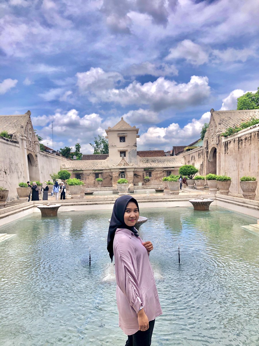 immahehe's tweet photo. Romantisasi hidupmu, dandan yang cantik, beli pakaian yang bagus. Ambil foto yang cantik, jalan-jalan kemana pun yang kamu mau. Rekam semua momen indah, nikmati musik yang kamu suka, berikanlah hadiah untuk dirimu sendiri. Berbahagialah 🤍 https://t.co/ou7EHdhWbi