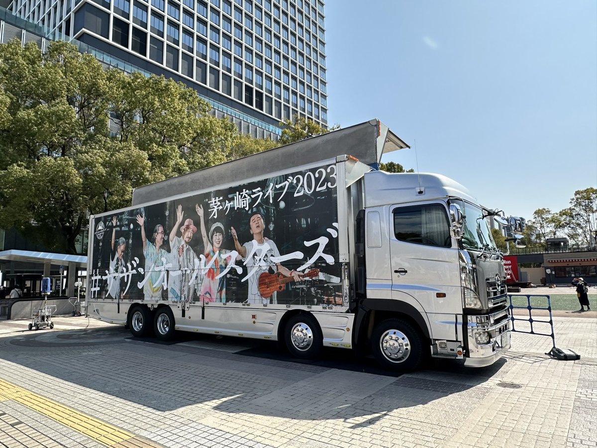 yochuu_t's tweet photo. 昼休みに観てきたー！

茅ヶ崎ライブ2023♪ 、何もかもみな懐かしい・・・😭
早く作品見たいっ！

 #サザントラックを探せ
＃サザンオールスターズ https://t.co/X9Ft1HkGed