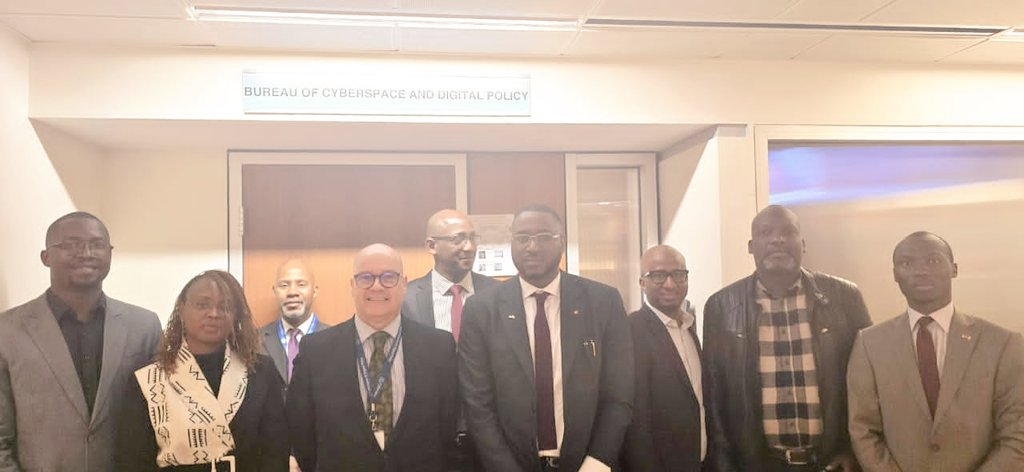 Semaine pleine à Washington D.C.! Rencontre avec le Département d'État pour discuter des politiques numériques, une visite du Centre numérique de <a href="/awscloud/">Amazon Web Services</a>  à Arlington. Impressionné par l'infrastructure de pointe et les programmes de formation complets. #TransformationNumérique