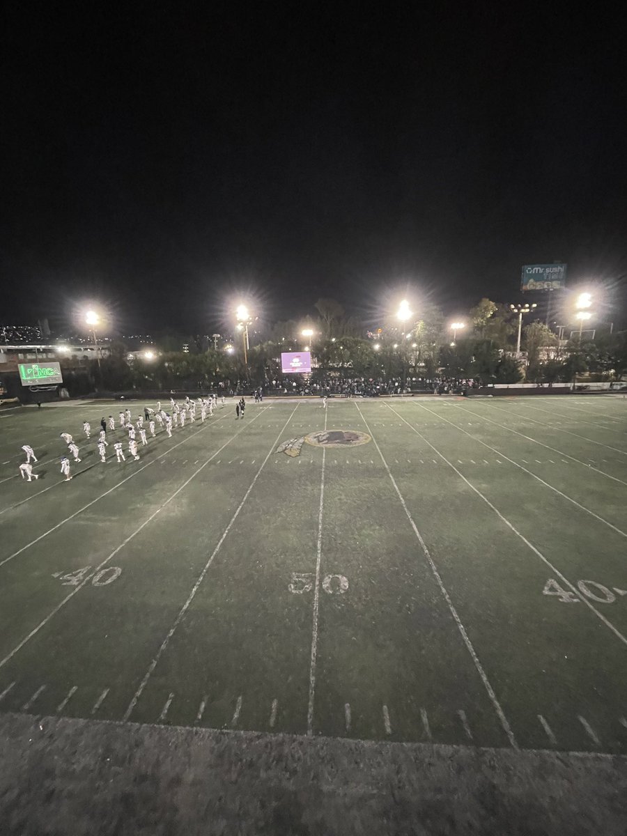 Hoy tocaron luces de Jueves por la noche… 

#FelizJueves😃 
#HablemosDeFootball🗣️🏈