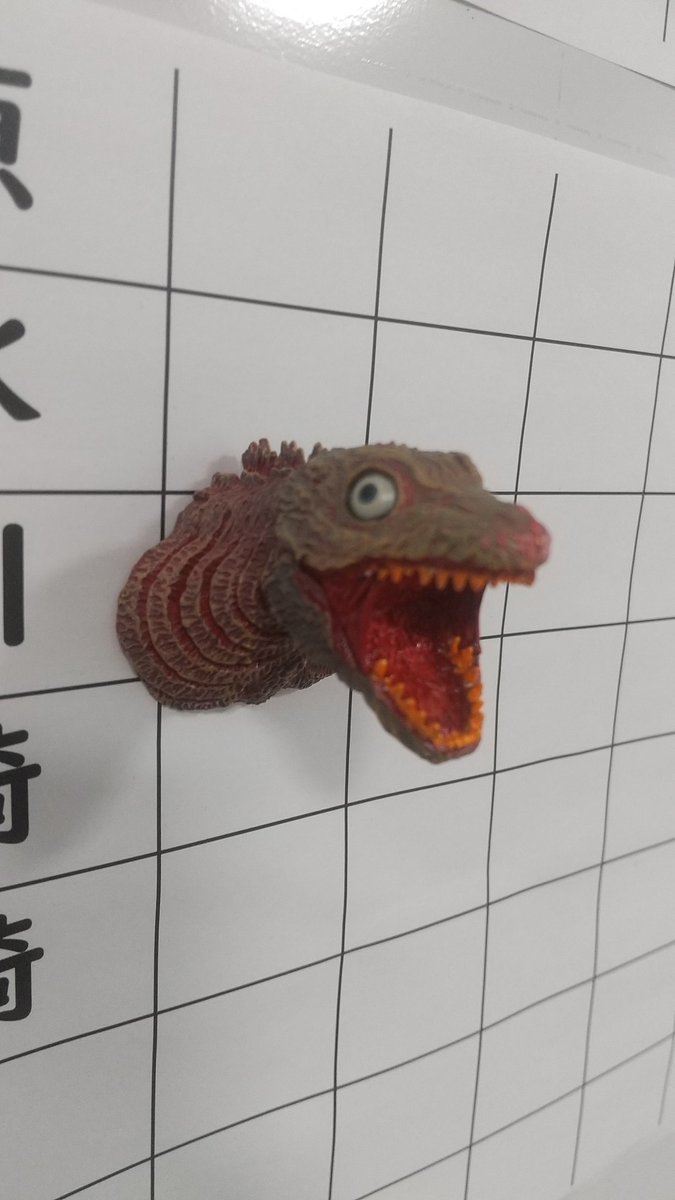 自分が学生時代に使ってた在室のマグネットが未だに使われてて草