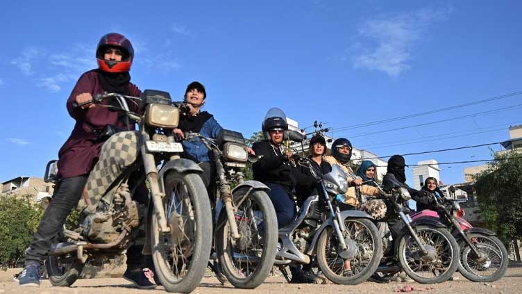 Women 'Rowdy Riders' take on traffic and tradition in Karachi dunyanews.tv/en/Pakistan/79…