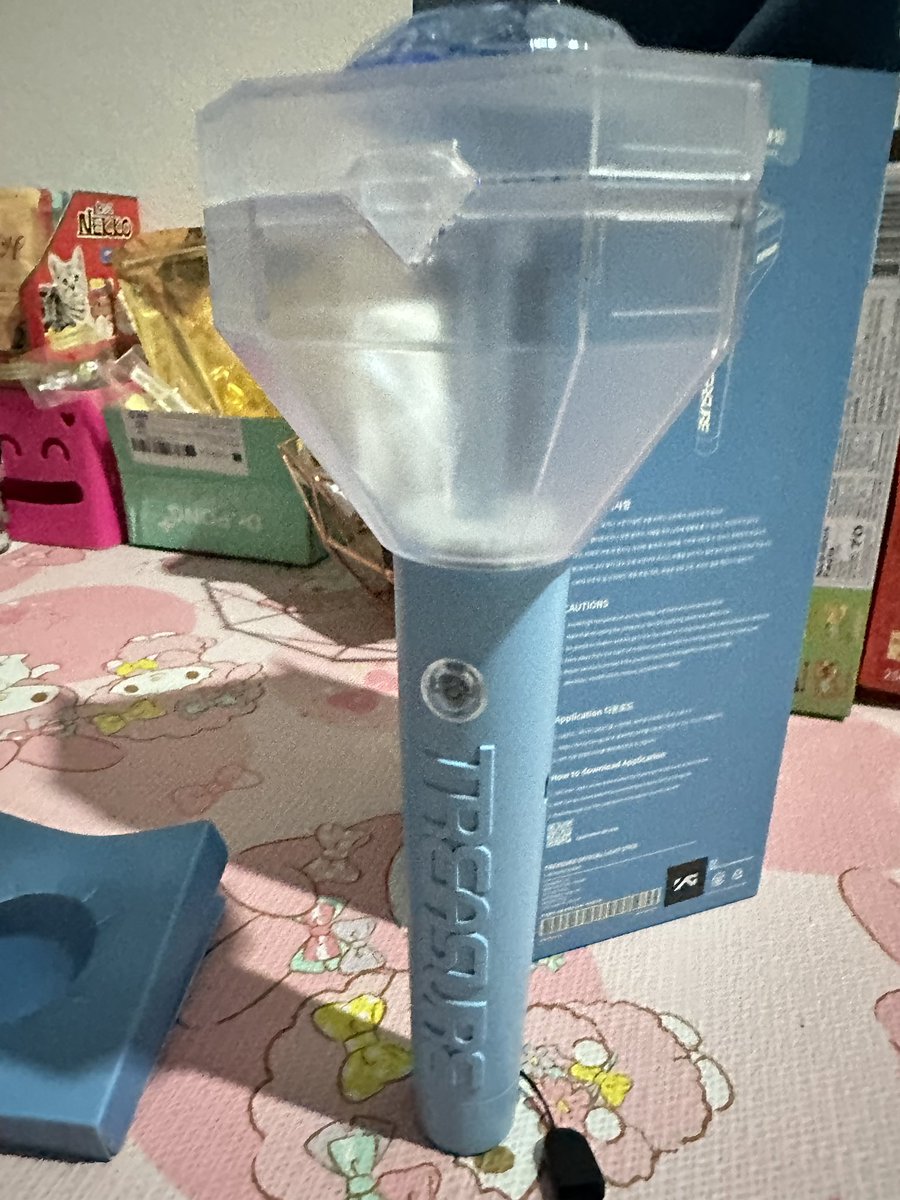 chaninkul's tweet photo. สนใจแท่งไฟ dm แท่งไฟไม่เคยผ่านการใช้งานไม่เคยไปคอนขายในราคา 1000 บาท ส่งฟรี มีกล่อง สภาพ ดี  ( เลิกติ่ง ) 😍#ตลาดนัดtreasure #TREASURE_REBOOT_IN_BANGKOK https://t.co/SVGmpJ34bW