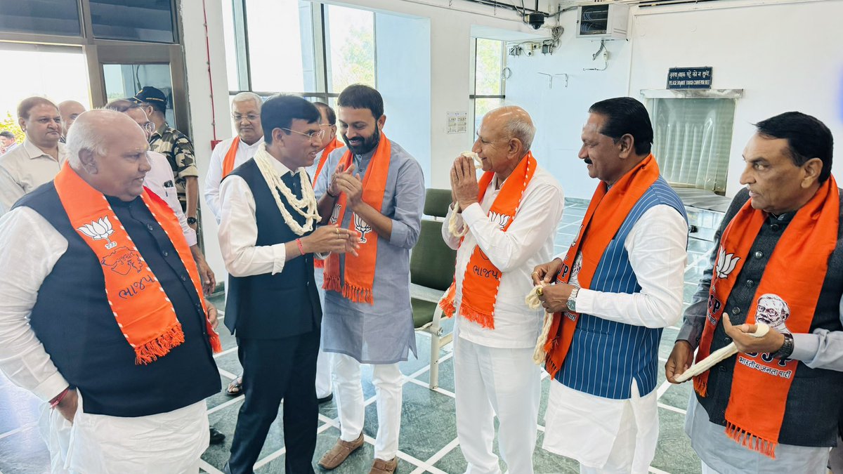વંદે માતરમ્

લોકસભા-૨૦૨૪ ચુંટણીના ભારતીય જનતા પાર્ટીના પોરબંદર લોકસભા સીટના ઉમેદવાર શ્રી<a href="/mansukhmandviya/">Dr Mansukh Mandaviya</a> સાહેબ પોરબંદર એરપોર્ટ ખાતે પ્રથમ વખત પઘારતા તેમનુ સ્વાગત કરીને ભવ્ય વિજયની શુભકામના આપી.