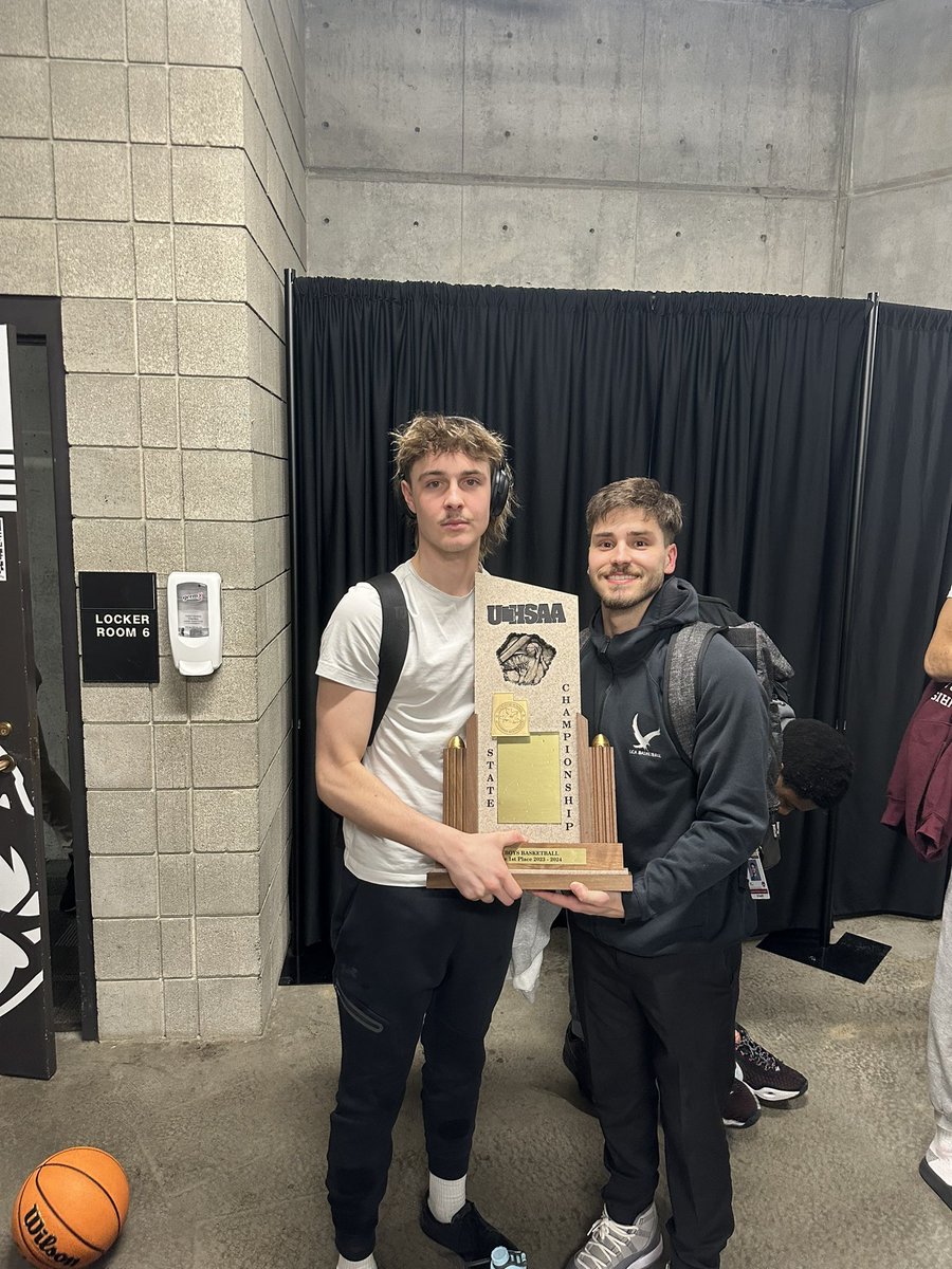 ConnorBurrowsss's tweet photo. 4A State Champions 🏆

Awesome season with a great bunch of teammates was so sick to go 26-3 breaking the school record. So stoked to be able to get my first Championship Ring and want to thank Coach Stanley, Coach Marquis and Coach Igor for all the work they put into us everyday https://t.co/2YDalkJkVJ