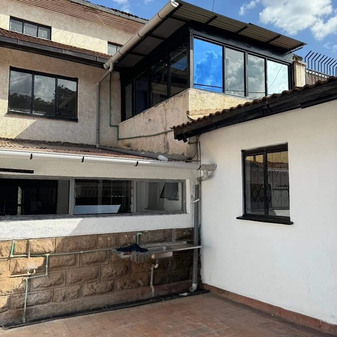 realtyke's tweet photo. 📍Kileleshwa 

4 Bedroom Townhouse with a dsq plus a 1 Bedroom Guestwing.

Rent is Kes 150,000
Sale at Kes 40M

Contact us;
       0723 850439 https://t.co/8RP4dKH6JJ