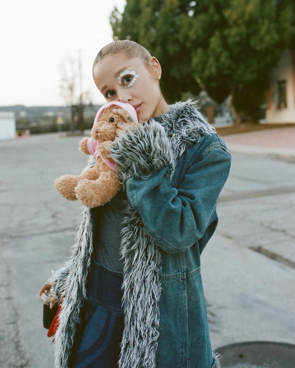 poisitions's tweet photo. ella sabe capturar sentimientos que yo jamás podría, mi conexión con ariana desde chiquita se basó en el consuelo y la comodidad tan grande que siento con sus letras … eternal sunshine pudo transmitir de forma autentica todo lo que necesitaba escuchar. 
este álbum es un abrazo ♡