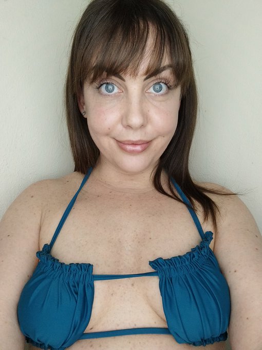 Huhuu😉 auch schon Fr&uuml;hlingsgef&uuml;hle 🌷💦❤️?  Wenn ja, guck doch einfach mal auf meinem kunterbunten Profil<a href="/tag/brunette"class="tags"><span>#brunette</span></a><a href="/tag/cute"class="tags"><span>#cute</span></a><a href="/tag/curvy"class="tags"><span>#curvy</span></a><a href="/tag/blueeyes"class="tags"><span>#blueeyes</span></a><a href="/tag/freckles"class="tags"><span>#freckles</span></a><a href="/tag/bikinibeauty"class="tags"><span>#bikinibeauty</span></a>