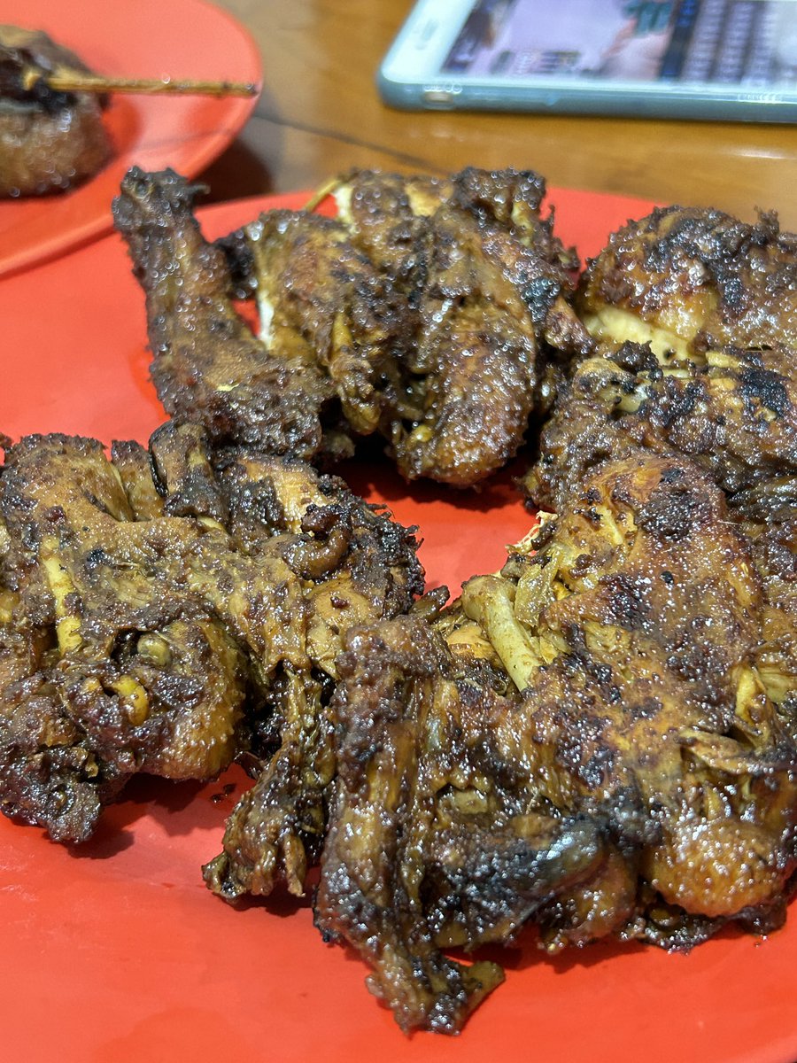 kforkinsley's tweet photo. WAJIB KESINI KALO KE JAKARTA, AYAM BAKAR TER-ENAKK!! Aku makan di tanjung duren, namanya kedai cemara.

Ayam bakar terbaik ini ⭐️⭐️⭐️⭐️⭐️ https://t.co/xVxuoqEK9P