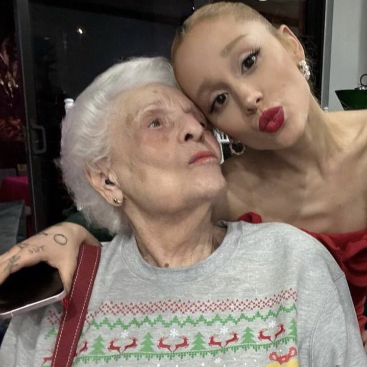 arianagrandebr's tweet photo. “nunca vá dormir sem o beijo de boa noite… essa é a pior coisa a se fazer. nunca, nunca faça isso. e se você não consegue, se você não se sente confortável fazendo isso, você está no lugar errado… saia.”

— Nonna na faixa “ordinary things”. https://t.co/CKwGHd4MnF