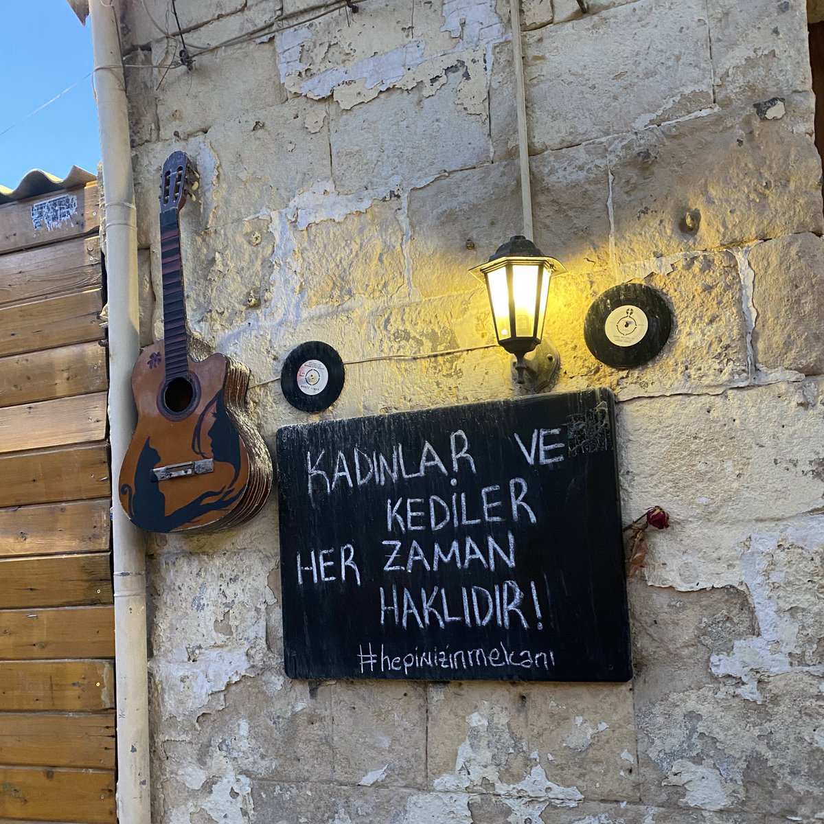 senin bi kahramana ihtiyacın yok ki çiçeğim
sen kendinin kahramanısın 
günümüz kutlu olsun
 #8MartDünyaKadınlarGünü