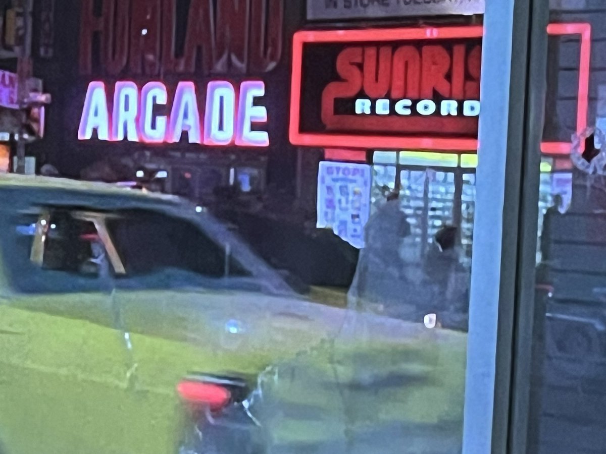 darringunn87's tweet image. Spotted @sunriserecords sign during a car chase in #MaximumRisk movie 🍿 🎥 with #natashahenstridge and #jeanclaudevandamme #movies #films