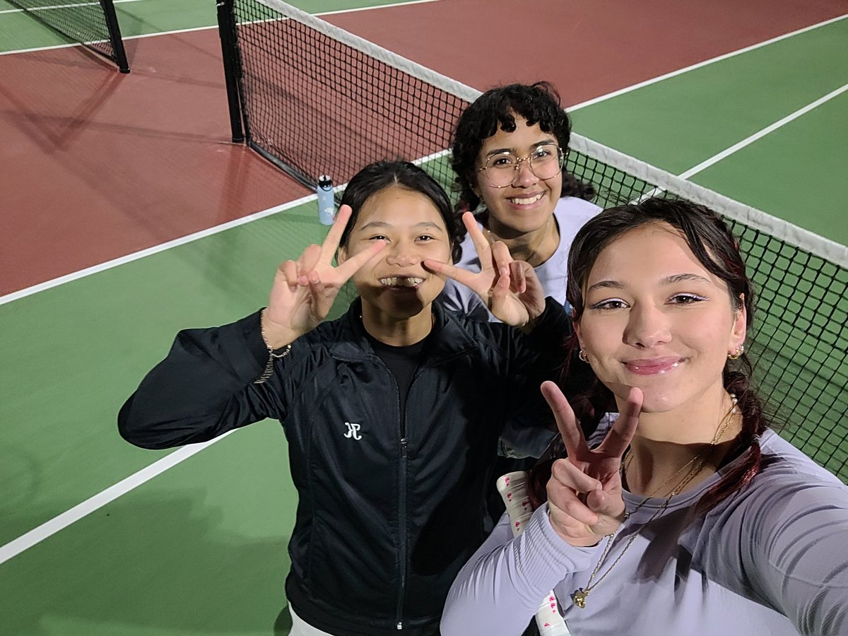 ABENATIONNGUYEN's tweet photo. Long night for the Abes at the CK invite!! Congrats to Yuna and Bri for winning the number 1 doubles flight!!  Everyone gained valuable experience and despite the cold, had a great time!! #Abestennis https://t.co/QFql4AkJoT