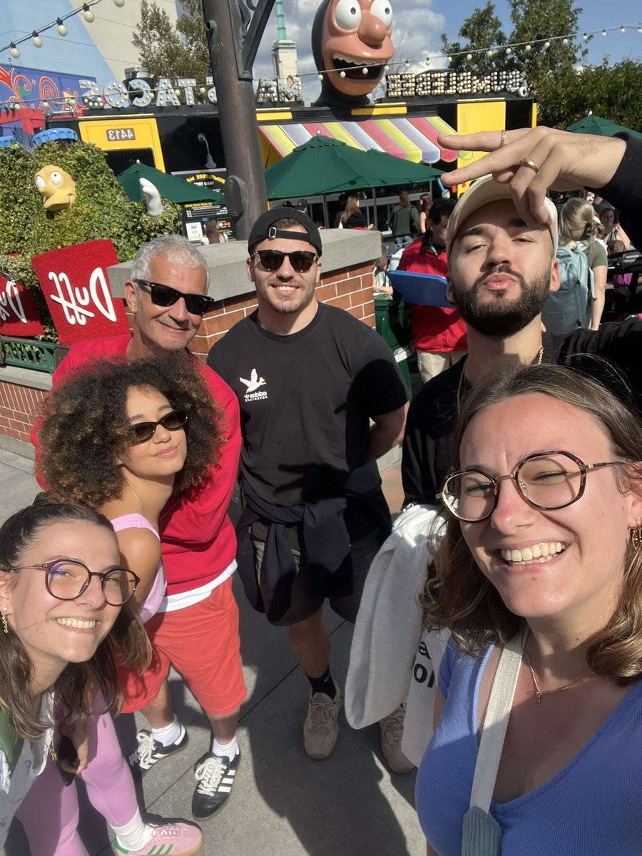 AliceDelice01's tweet photo. Croiser @lenasituations Antoine Dupont, Oli et papa situation par hasard dans le parc Universal studios de Los Angeles ???! Le miltivers mdrrrr 
(Que du love sur eux ❤️) https://t.co/3P7T79FOsU