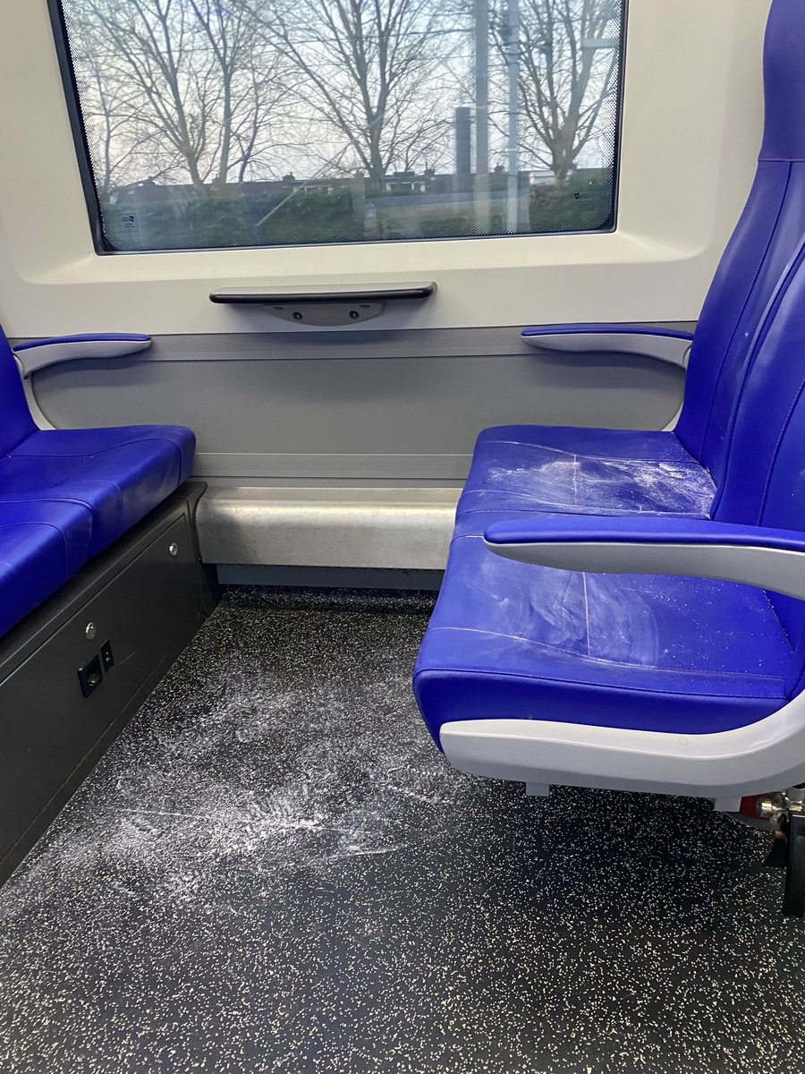 Jimbelvin1's tweet photo. @NS_online kan dit worden schoongemaakt? Poedersuiker (?) party in de sprinter Dordrecht - DH Centraal, van 7:12, treinstel 2709 https://t.co/N5bjZda3Qo