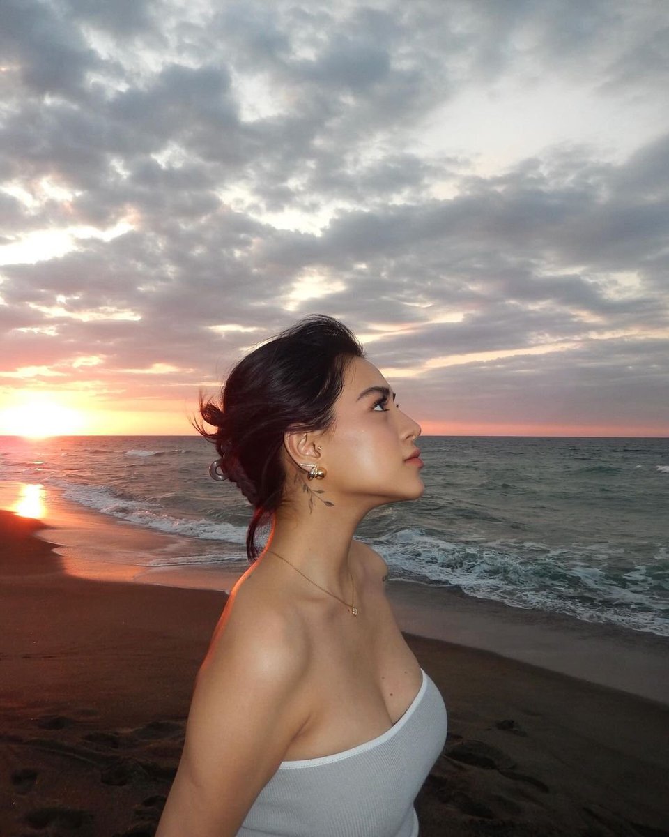 mriedcel's tweet photo. Where do broken hearts go? eme https://t.co/JGnpscoEJl