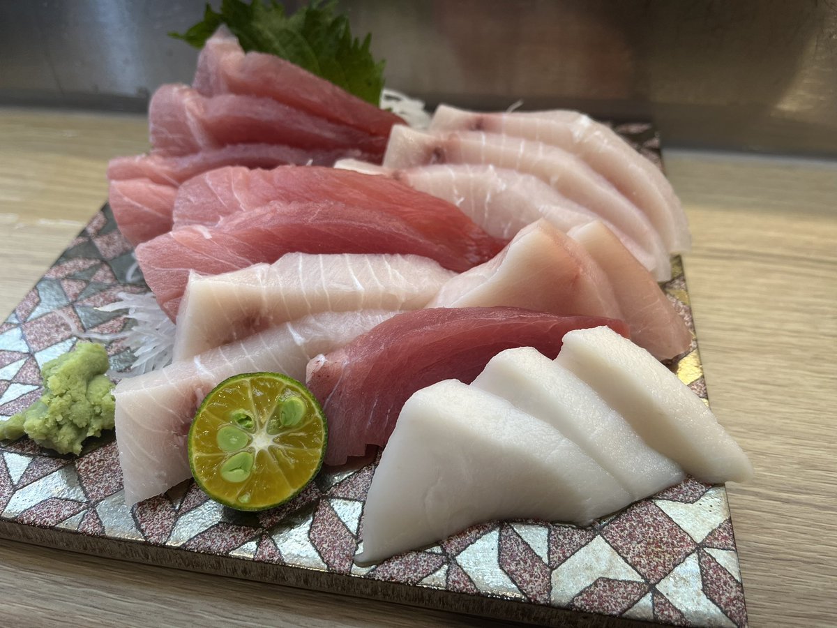 ahiruhouse's tweet photo. 取引先の某設備業者の経営者が交替

（2ヶ月分の）お金が払われていないという通知が届く

俺払ったよ

（もういない）担当者と支払い終了のやり取りLINEもある

また無駄に時間が取られる
ʅ（◞‿◟）ʃ

2切れしか頼んでないのにサービスで3切れくれた #バラムツ を食べるべきかどうかくらい悩ましい https://t.co/Lm4cxTJhE2