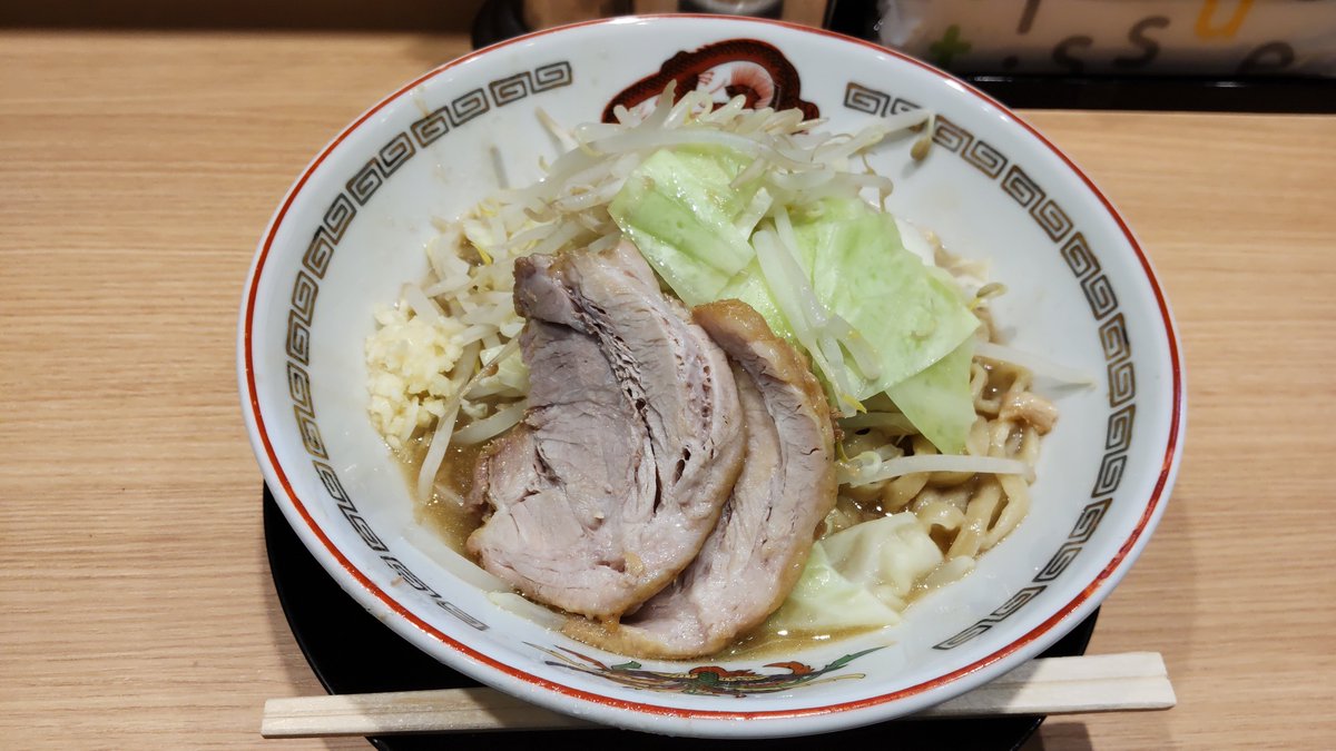 konsomeco's tweet photo. また吸い込まれた
リニューアルオープンした豚山大船店、厨房向いたカウンター10席になってた
ミニ、旨いわ

#ラーメン豚山 https://t.co/4IoJaiBgC7