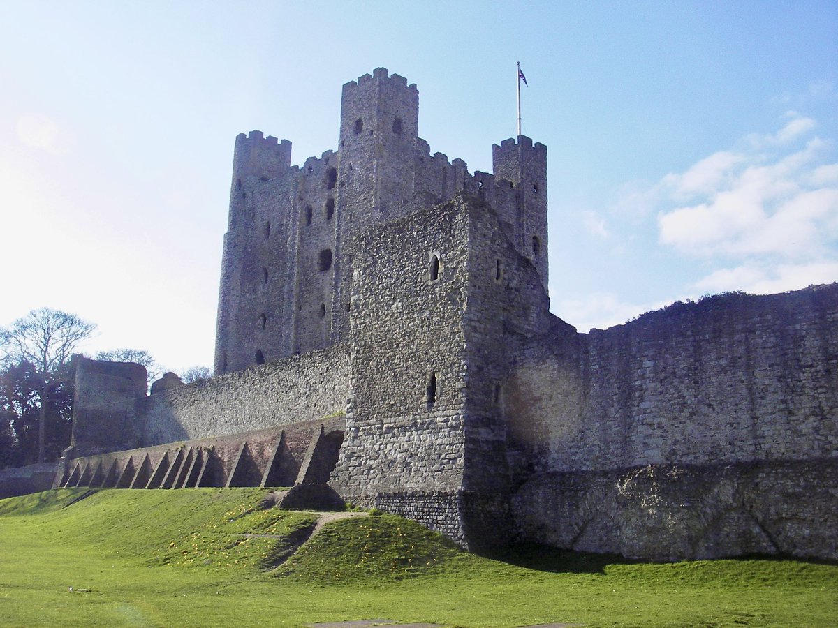 archaeo_ali's tweet photo. Rochester Castle, Kent
Built in c.1080 with the keep added in c.1130. The SE (square) turret was undermined & collapsed during an attack from King John in 1215 to reclaim the castle from rebels. It was later replaced with a semicircular one #medievalmarch @RochesterCastle https://t.co/aP3ik9fjNr