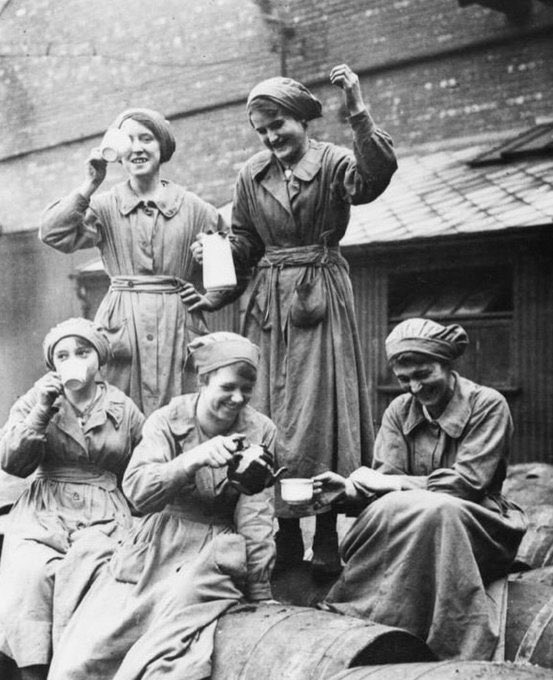 Emeğiyle direncin simgesi, özgürleşmek uğruna bedel ödemekten korkmayan kadınların günü bugün, hala devam eden sömürü düzenine bir başkaldırışın hikayesi, tüm emekçi kadınlara selam olsun ✌️
 #8MartDünyaKadınlarGünü