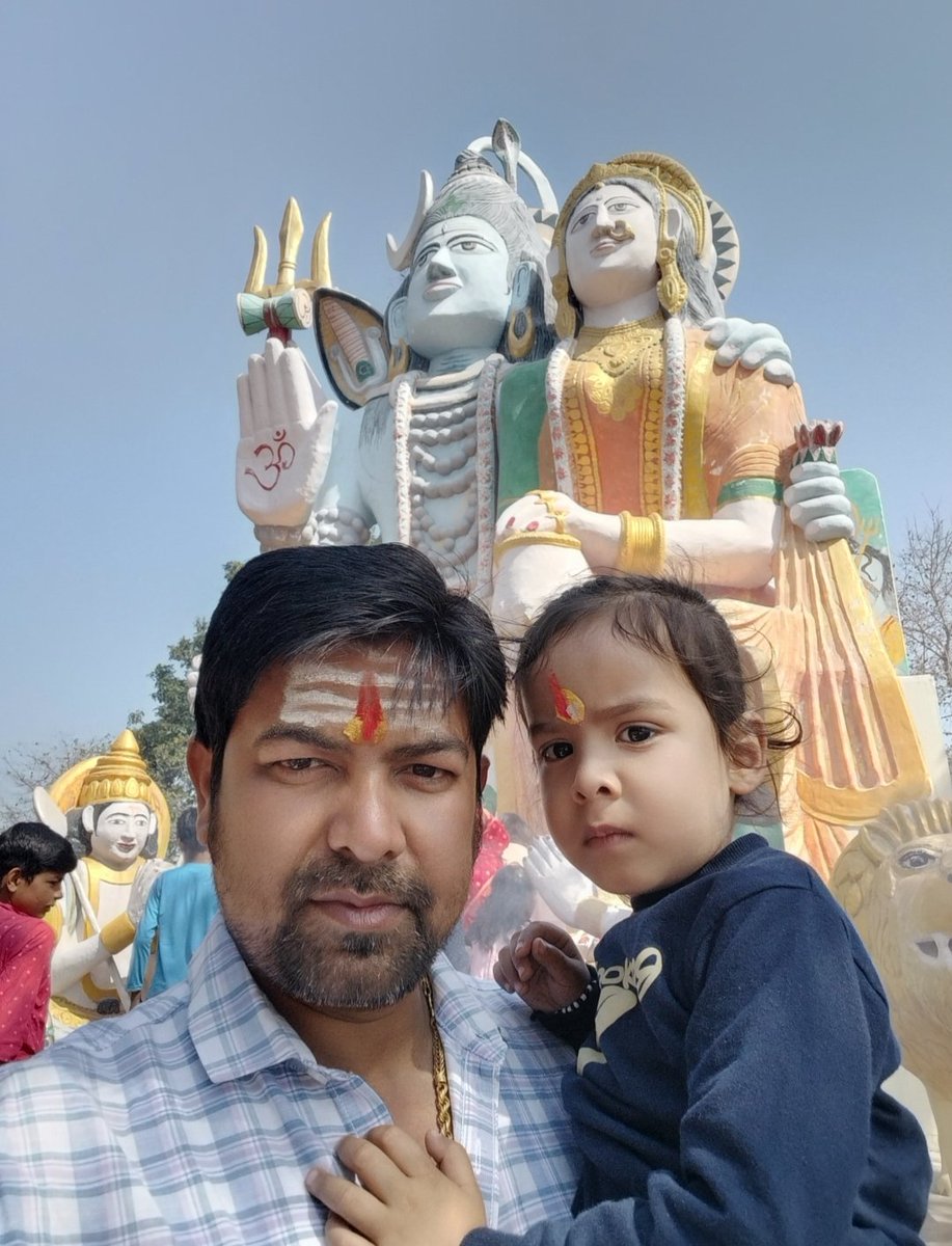 *ॐ त्र्यम्बकं यजामहे सुगन्धिं पुष्टिवर्धनम्।*
*उर्वारुकमिव बन्धनान् मृत्योर्मुक्षीय मामृतात।*

आप सभी को #महाशिवरात्रि के पावन पर्व की हार्दिक शुभकामनाएं....
भगवान #भोलेनाथ आप सबके जीवन में सुख, समृद्धि और शांति का संचार करें।
#ॐनमःशिवाय 🔱🙏🙏🙏