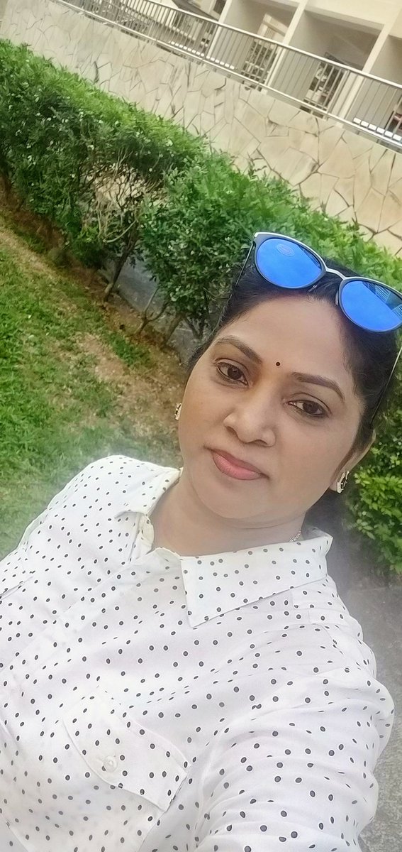 GeethaAnandan5's tweet photo. யாரும் நமக்கு சிறகுகள் தர வேண்டாம்...முயற்சி இருந்தால் சிகரத்தை தொடலாம்..உழைக்கும் அழகான மகளிருக்கு என் இனிய மகளிர் தின நல்வாழ்த்துக்கள் ..💐💐 https://t.co/xS6CodOvQ3