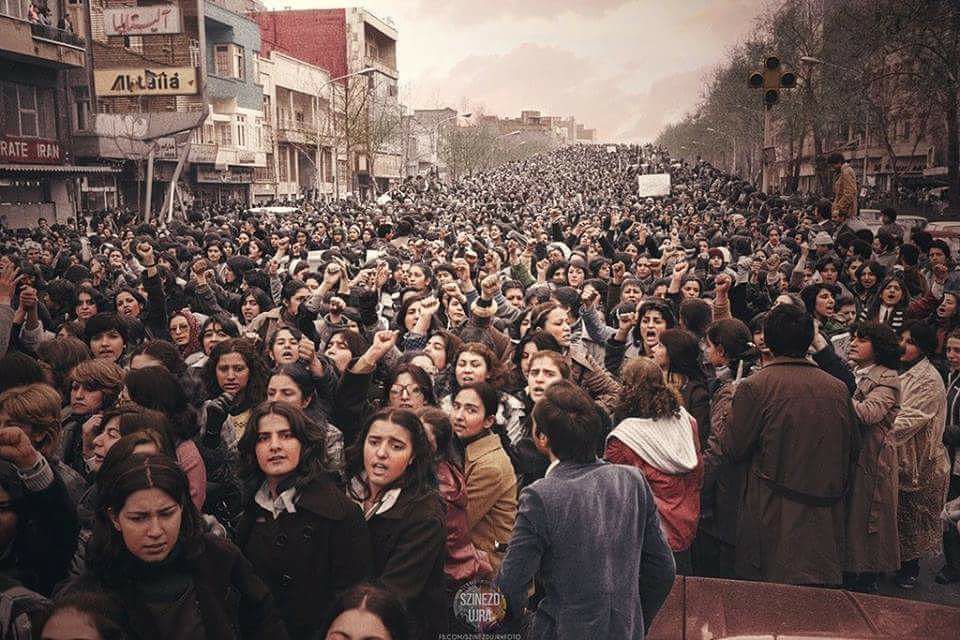 1979: Am Int. Frauentag demonstrieren in Teheran Zehntausende Frauen gegen das Verschleierungsgebot ("Wir haben nicht eine Revolution gemacht, um rückwärts zu gehen!"). Das Regime gibt zunächst nach, erneuert das Gebot später aber. Strafe bei Verstoß: bis zu 74 Peitschenhiebe.