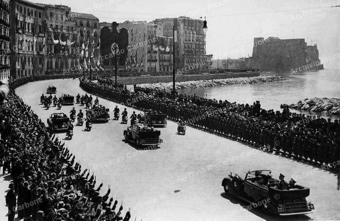 Durante la visita di Hitler a Napoli nel 1938 un folto pubblico fu schierato lungo via Caracciolo, in attesa del suo passaggio su una macchina scoperta. Quando il Fuhrer passò in piedi nella macchina e tese il braccio nel saluto nazista, una voce dal pubblico non identificata