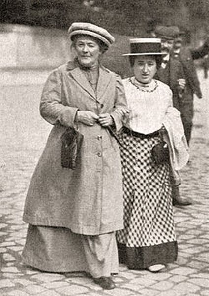 HistoryFoto's tweet photo. Клара Цеткин и Роза Люксембург. 1910 г. Красавицы. Музы революции. И из-за них вся эта беда с 8 марта. https://t.co/mQbnxWJhhU