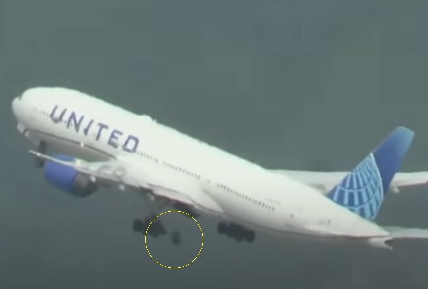 JacdecNew's tweet photo. United Airlines Boeing 777-200 (N226UA, built 2001) lost the aft inner wheel on the left maingear moments after getting airborne from runway 28L at San Francisco-Intl AP (KSFO), CA. The wheel fell into a parking lot demolishing a parked car. No one on the ground was injured. Flight #UA35 to Osaka discontinued the flight and diverted to Los Angeles (KLAX) about 2 hours later.
https://t.co/xZWMz68ge9 https://t.co/YNAqp9vWg6