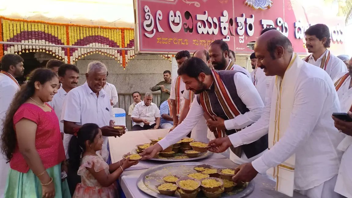 ಮಹಾ ಶಿವರಾತ್ರಿ ಹಬ್ಬದ ಅಂಗವಾಗಿ ಇಂದು ಹೊಸಕೋಟೆ ನಗರದ ಶ್ರೀ ಅವಿಮುಕ್ತೇಶ್ವರ ದೇವಾಲಯದಲ್ಲಿ  ಟೌನ್ ಅಧ್ಯಕ್ಷರಾದ ಶ್ರೀ ಬಿ.ವಿ.ಬೈರೇಗೌಡರವರು ಮತ್ತು ಮುಖಂಡರೊಂದಿಗೆ ವಿಶೇಷ ಪೂಜೆ ಸಲ್ಲಿಸಿ, ನಾಡಿನ ಹಾಗೂ ಕ್ಷೇತ್ರದ ಒಳತಿಗಾಗಿ ಪ್ರಾರ್ಥಿಸಿದೆನು,
ಹಾಗೂ ಭಕ್ತಾಧಿಗಳಿಗೆ  ಪ್ರಸಾದ ವಿನಿಯೋಗ ಮಾಡಲಾಯಿತು.
#hoskotecongress