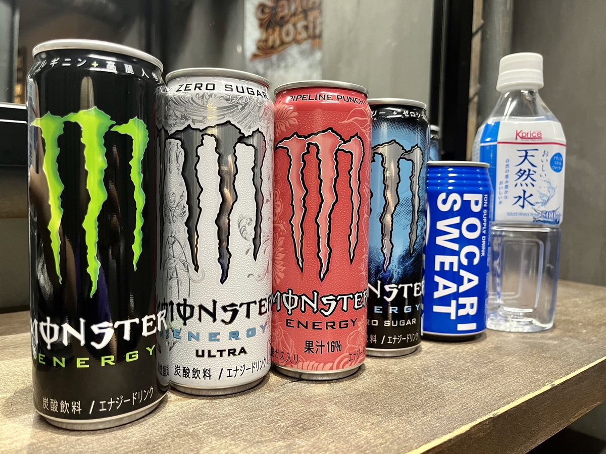 実は通常の美容室とはちょっと違うんです
ドリンクサービスは . . . な ん と ！
・MONSTER( 緑 、白、ピンク、青）
・ポカリスエット
・天然水

これらの6種類！カラーやカットの待ち時間にも
サロンでライブハウスやフェス気分を味わえます。 

#ロクヘア ならではのサービスです！＼(^o^)／