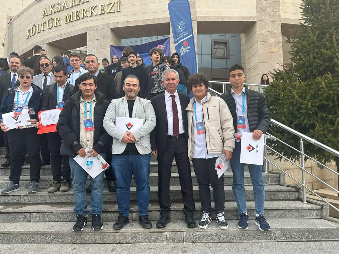 MemOrtakoy's tweet photo. Ortaköy Şehit Nurullah Sabırer Fen Lisesi öğrencileri,Fizik Öğretmeni Muhammer Erkan rehberliğinde girdikleri Tübitak Kayseri Bölge Yarışmasında Rüzgar t��rbini alanında yaptıkları proje ile bölge ikincisi oldular.Fizik öğretmeni Muhammer Erkan'ı ve öğrencilerimizi tebrik ediyoruz https://t.co/4Scjo28a0L