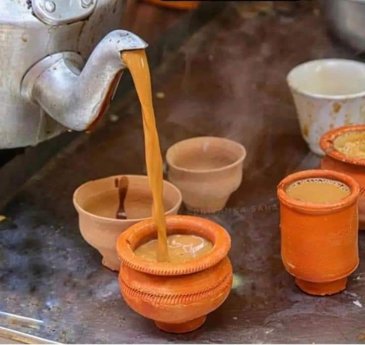 آج خواتین کا عالمی دن ہے۔ منہ سے الائچی توڑ کرچائے میں ڈالنے والی خواتین کے علاوہ تمام خواتین کو عالمی دن مبارک ہو۔