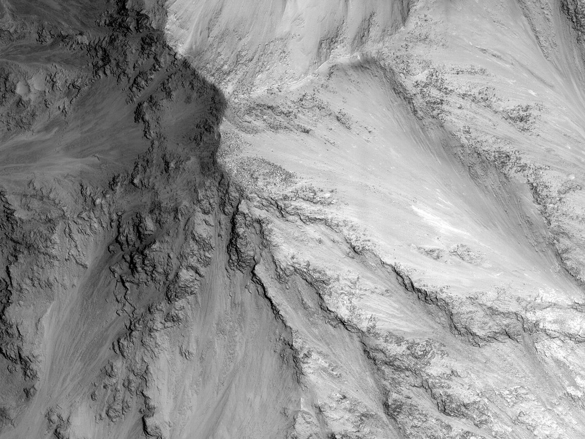 HiRISEPersian's tweet photo. عکس روز: ۲۰۲۴/۳/۸
پژوهش کردن شیب ها در «کاپری کاسما» (Capri Chasma)

شناسه: ESP_049203_1645
تاريخ: ۲۰۱۷/۱/۲۴
ارتفاع: 260 کیلومتر

ناسا - دانشگاه آریزونا
https://t.co/n84eD36nsb
#فارسی #مریخ #ناسا https://t.co/DOF8tP0dUP