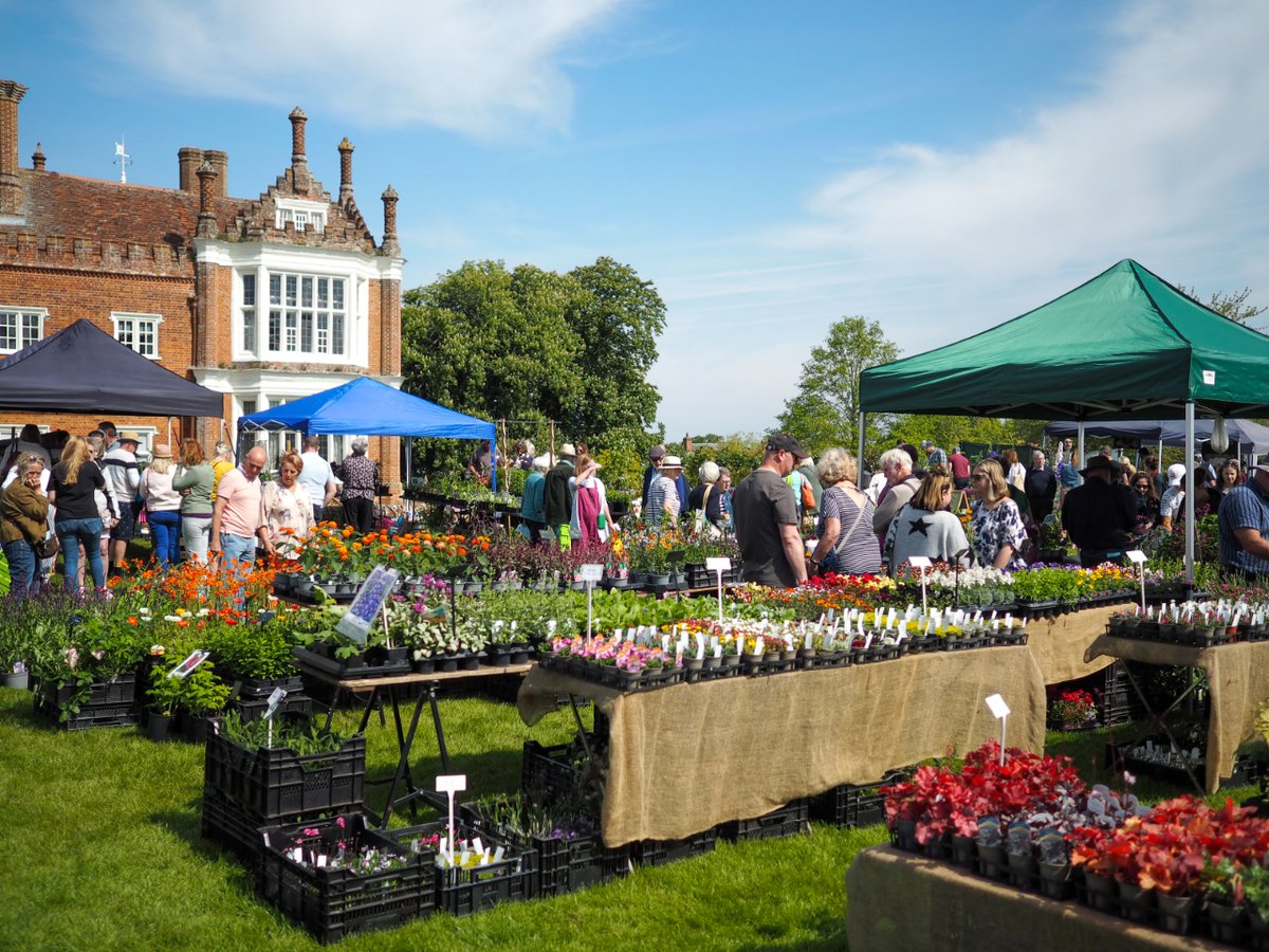 We would love for you to join us for our first event of 2024 on May 26th and 27th, the Spring Plant Fair with Artisan Market 💐  Book your tickets here: helmingham.com/events/spring-…